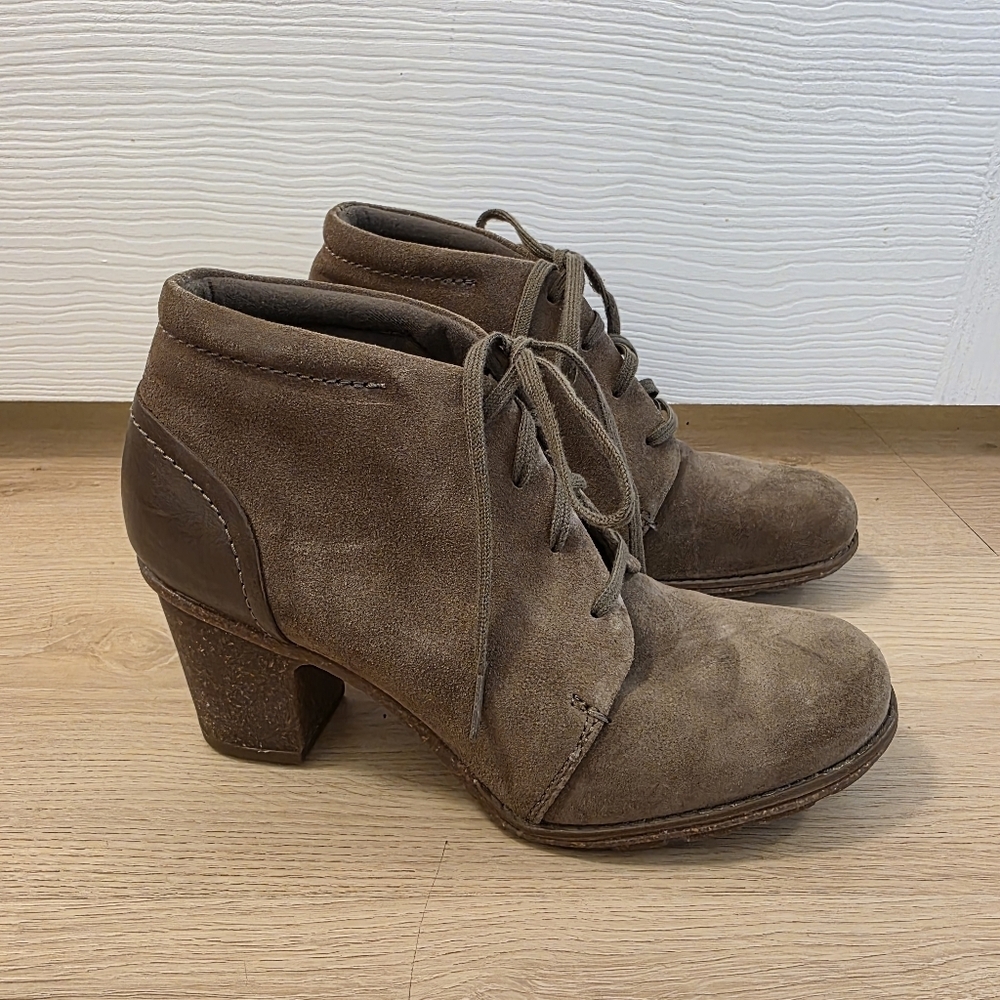 Clarks Taupe Suede Lace Up Preppy Sophisticated Sashlin Sue Booties Shoes Sz 9M - Picture 2 of 8